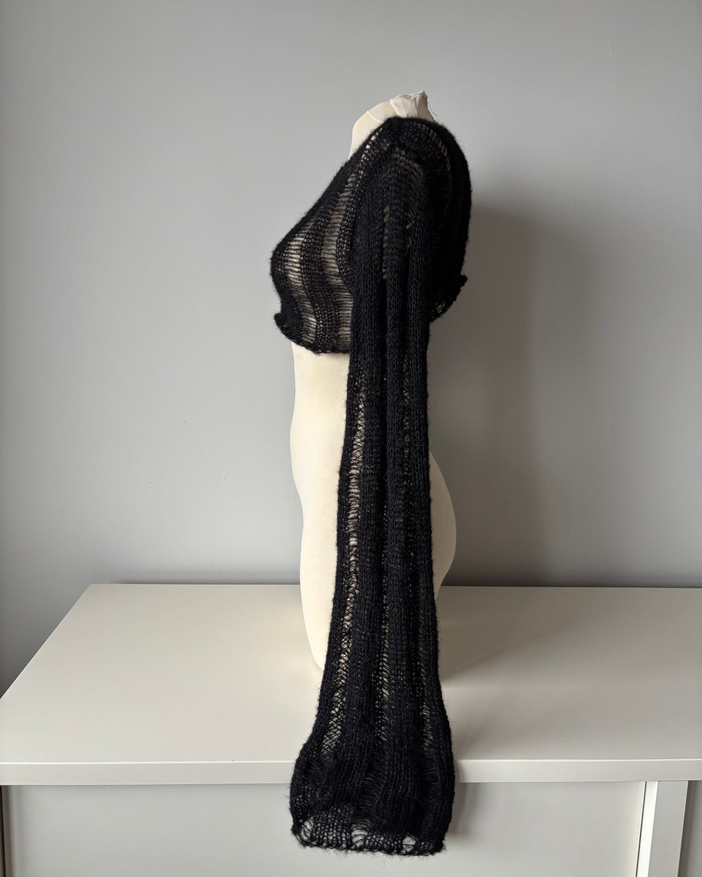 BLACK DISTRESSED SHRUG