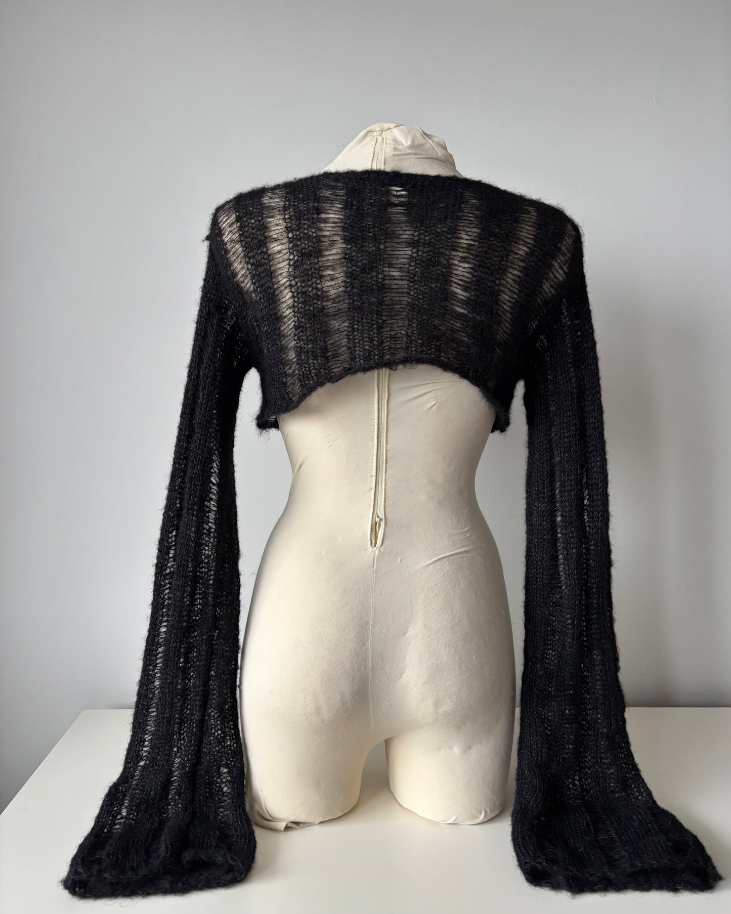 BLACK DISTRESSED SHRUG
