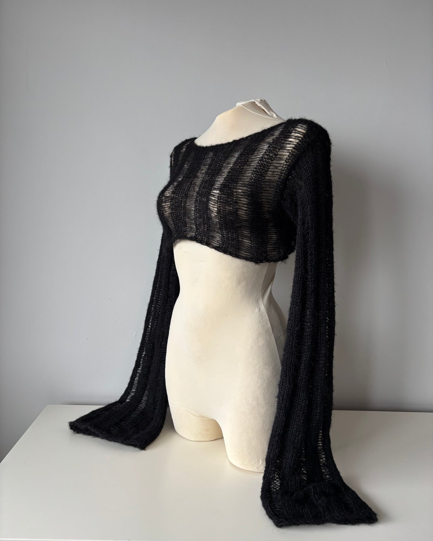 BLACK DISTRESSED SHRUG